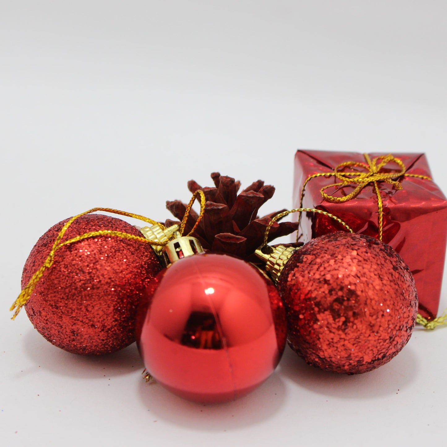 Set Rojo de bolas navideñas + regalos +