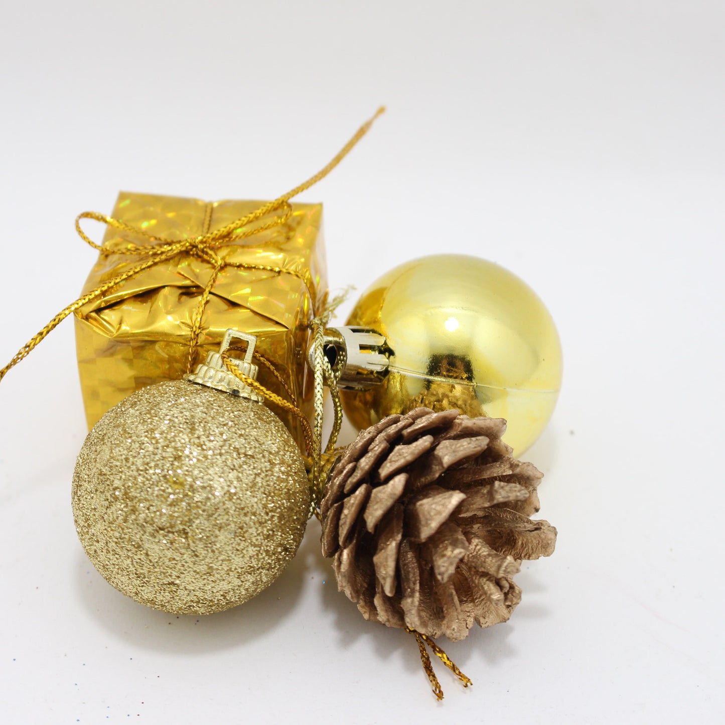 Set Dorado de bolas navideñas + regalos