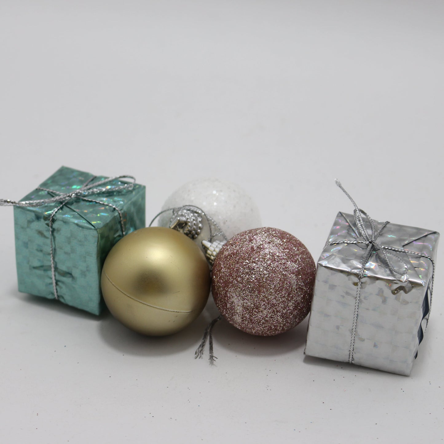 Set surtido de bolas navideñas + regalo